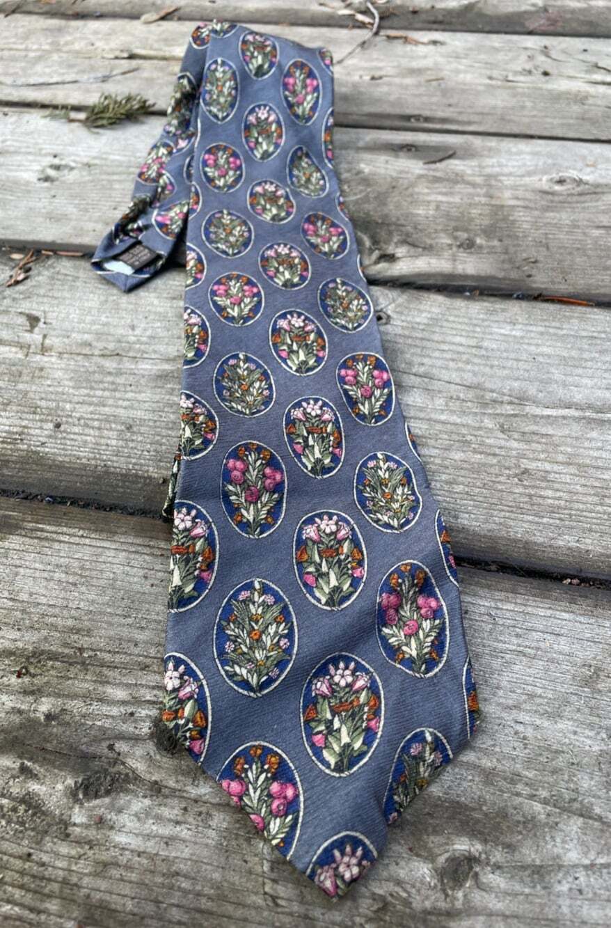 VALENTINO Italy Gray Lavender Floral Geometric Silk Necktie Hand Made in Italy